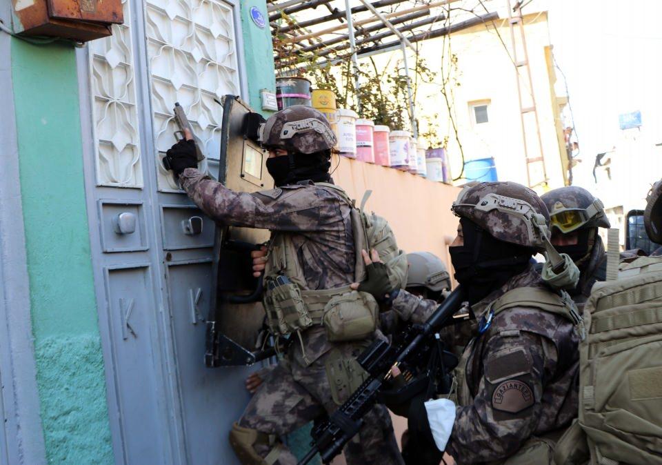 <p>Gaziantep'te, 950 polisin katılımıyla uyuşturucu satıcılarına yönelik 5 mahallede düzenlenen ve 10 saat süren operasyonda 29 kişi gözaltına alındı.</p>

<p> </p>
