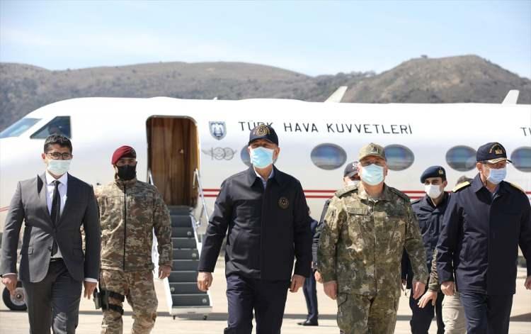 <p>Milli Savunma Bakanı Hulusi Akar, beraberindeki Türk Silahlı Kuvvetleri (TSK) Komuta Kademesi ile Gökçeada’yı ziyaret ederek "Rüzgar Alayı" olarak bilinen komando birliğinde inceleme ve denetlemelerde bulundu. </p>

<p> </p>
