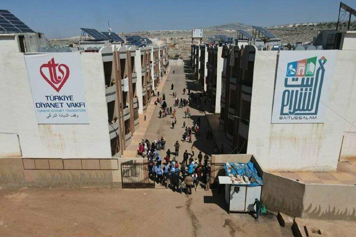 <p>Bölgedeki yetimhanelerde yaşayan ailelere hayırseverlerin fitre ve zekatlarını teslim eden heyet, daha sonra Diyanet Vakfı tarafından yaptırılan 5 yetimhaneyi, Türkçe, İngilizce ve Arapça eğitim veren Kültür Merkezini, ihtiyaç sahibi ailelerin giyim eşyalarını karşılamak üzere kurulan "Hayır Çarşısı'nı", Diyanet Vakfı tarafından inşası devam eden imam hatip lisesini, gençlik merkezi ve kütüphaneyi ziyaret etti.</p>