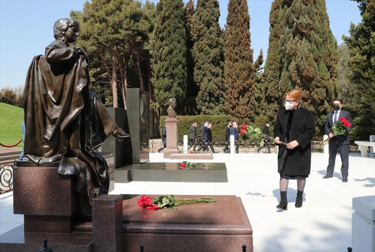<p>Pekcan, şehitlik ziyaretleri sonrasında basın mensuplarına yaptığı açıklamada, 1 Nisan'dan itibaren Türkiye ile Azerbaycan arasında kimlik belgeleri ile geçiş sürecinin başladığını, bunun memnuniyet verici olduğunu söyledi.</p>

<p> </p>

<p> </p>
