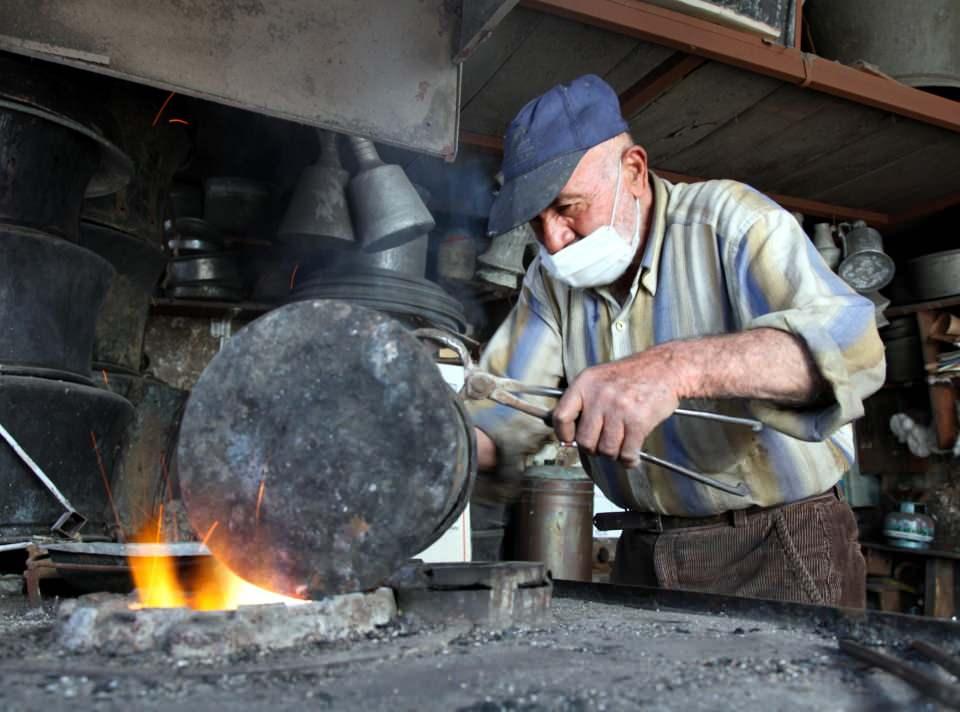 <p>Develi ilçesinde yaşayan Enver Türkmen, çok küçük yaşlarda babasının yanında kalaycılık yapmaya başladı. </p>

<p> </p>
