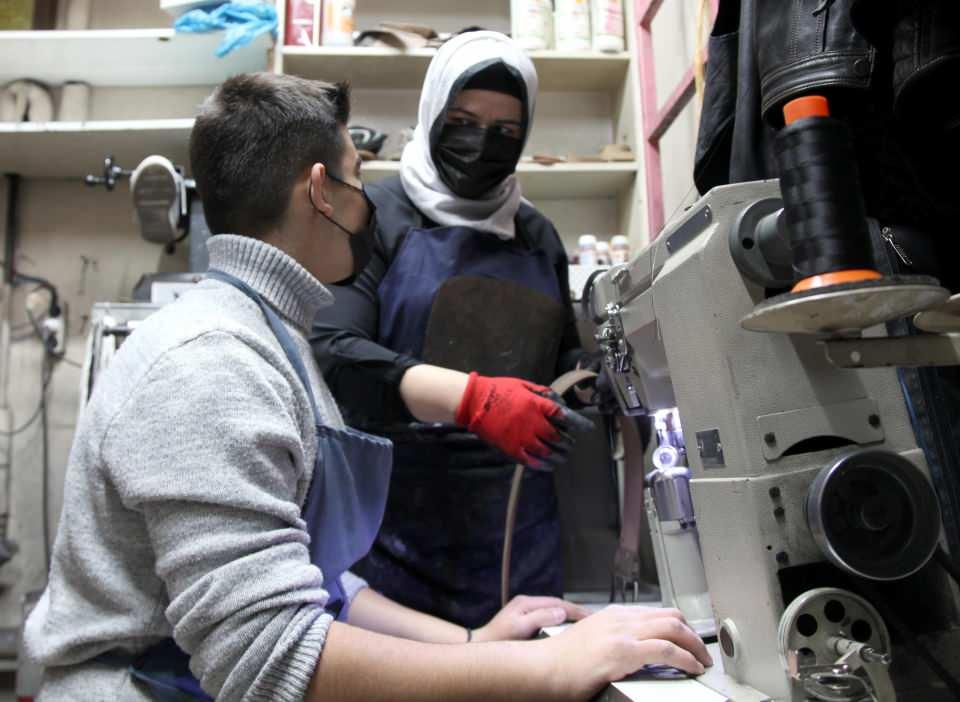 <p>Gün içerisinde işlerim oluyordu. Birisi yardım etmek zorundaydı. Eşimden rica ettim kendisi de kabul etti. İlk başta dükkana gelen müşterilerle ilgilenmesi için bana yardıma geldi; ama daha sonra, ben yokken ufak tamirler ve boya işlerini yapıyordu. Şimdi ben ne yapıyorsam, aynı işlemleri eşim de yapıyor. Eşimle çalışmak çok güzel bir duygu" diye konuştu.</p>