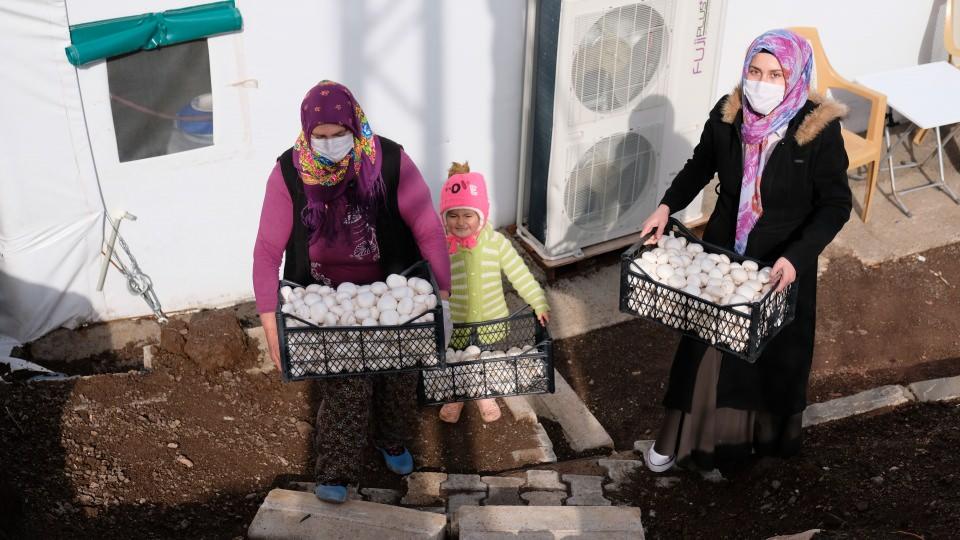 <p><strong>'SIRTIMDA ODUN TAŞIYORDUM ŞİMDİ MANTAR TOPLUYORUM'</strong></p>

<p>Kültür mantarı yetiştiriciliğinden önce zorlu işlerde çalıştığını söyleyen İsmihan Yazıcı, "Gelinime yardım ediyorum. Bu işten de çok memnunum. Üşümek yok, dağa gitmek yok, yol yürümek yok. </p>
