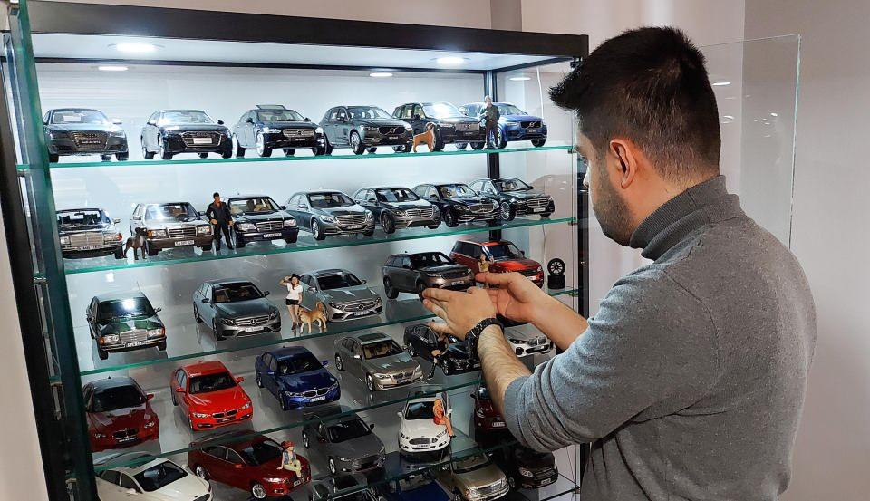 <p>Erzurumda, otomobil firmasında satış danışmanı olarak çalışan Murat Ergün, 100 bin lira harcayarak, maket otomobil koleksiyonu oluşturdu. </p>

