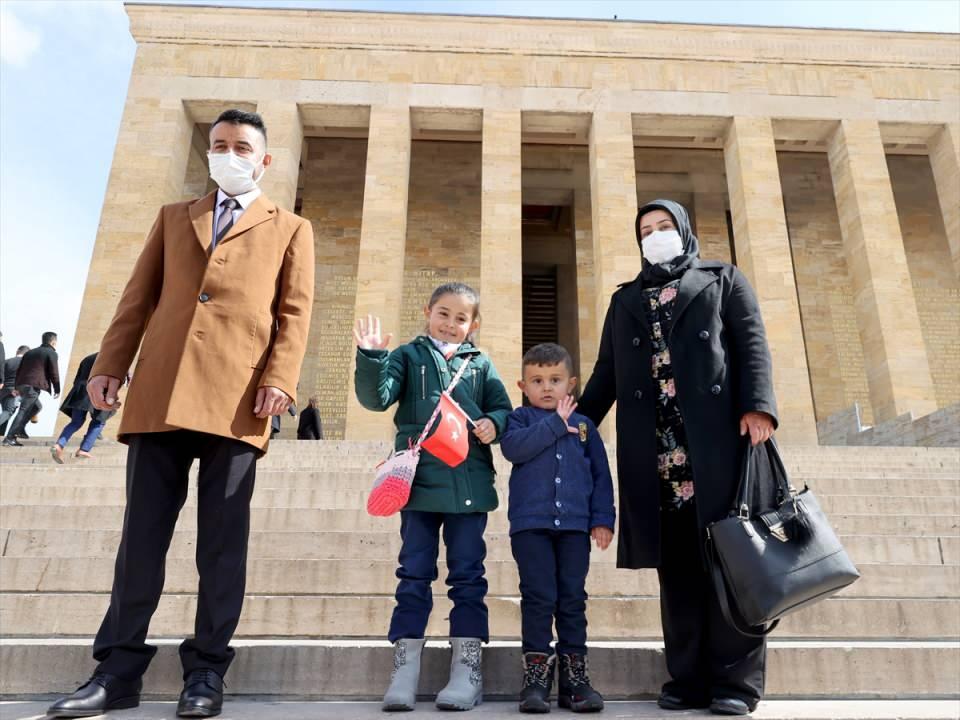 <p>Nöbet tutan askerlerle fotoğraf çektiren aile üyeleri, hayalini kurdukları Anıtkabir ziyaretini gerçekleştirmenin mutluluğunu yaşadı.</p>

<p> </p>
