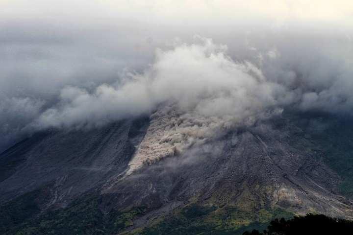 <p>Orta Cava eyaleti ve Yogyakarta kenti sınırında bulunan yanardağ, 2010 yılında şiddetli bir şekilde patlamıştı. Bu patlamada 200'den fazla kişi hayatını kaybetmiş, yüz binlerce kişi evlerini terk etmek zorunda kalmıştı.</p>
