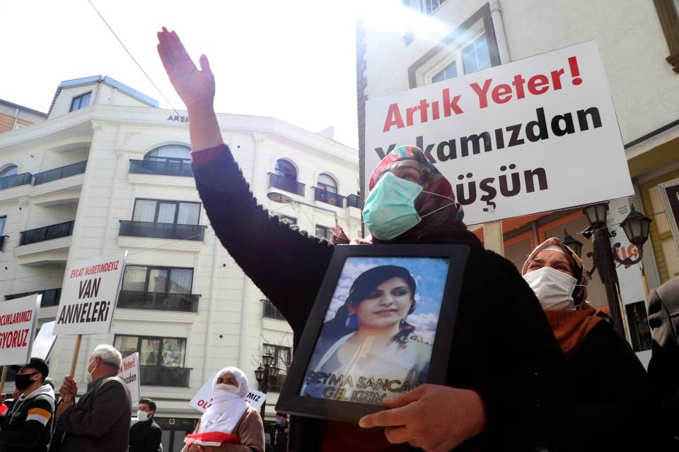 <p>Marmara Üniversitesi'nde Hukuk Fakültesi'nde okuyan oğlu 22 yaşındaki Mükail Erdinç'in kandırılıp dağa götürüldüğünü belirten annelerden Gevez Erdinç ise oğluna seslenerek gelip teslim olmasını istedi.</p>