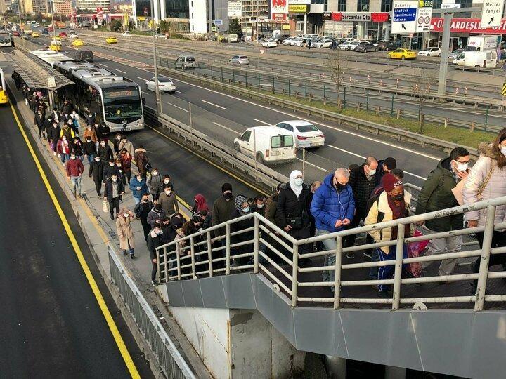 <p>Toplu taşıma ara&ccedil;larında sabah saatlerinde yoğunluk yaşandı. Cevizlibağ'da sabah saatlerinde vatandaşlar işyerlerine gitmek i&ccedil;in toplu taşımayı kullanırken duraklarda yoğunluk yaşandı. Cevizlibağ 'da bir&ccedil;ok yolcu ayakta yolculuk ettiğini s&ouml;ylerken, bazı yolcular seferlerin arttırılması gerektiğini, bazıları ise salgın s&uuml;recinde bu kalabalığın s&uuml;reci olumsuz etkilediğini s&ouml;yledi.</p>
