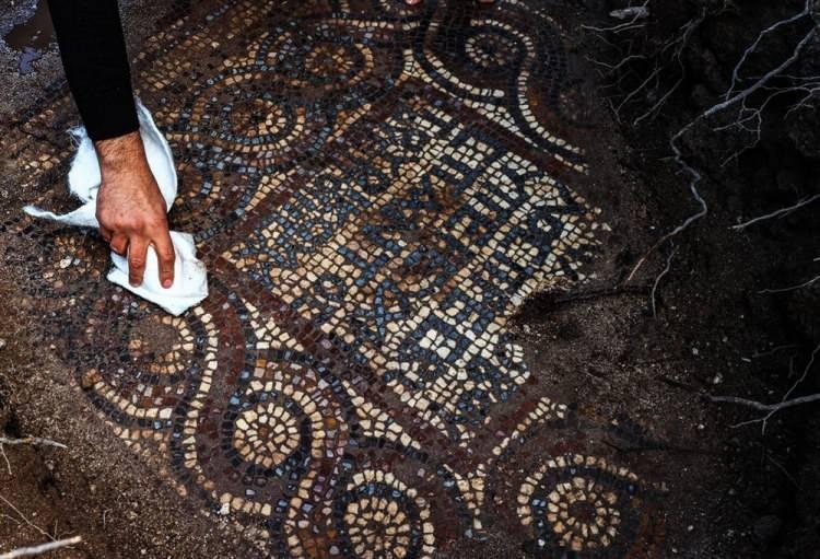 <p>Manastırın 4. yüzyıl ila 14. yüzyılda kullanıldığını tahmin ettiklerini anlatan Keser, "Burada bulunan mozaikler arkeolojik açıdan çok değerli. Patika yollardan traktörle gelinebilecek bir noktada yer alıyor. Bu bir evrensel kültür varlığı ve nadir rastlanan bir eser.</p>
