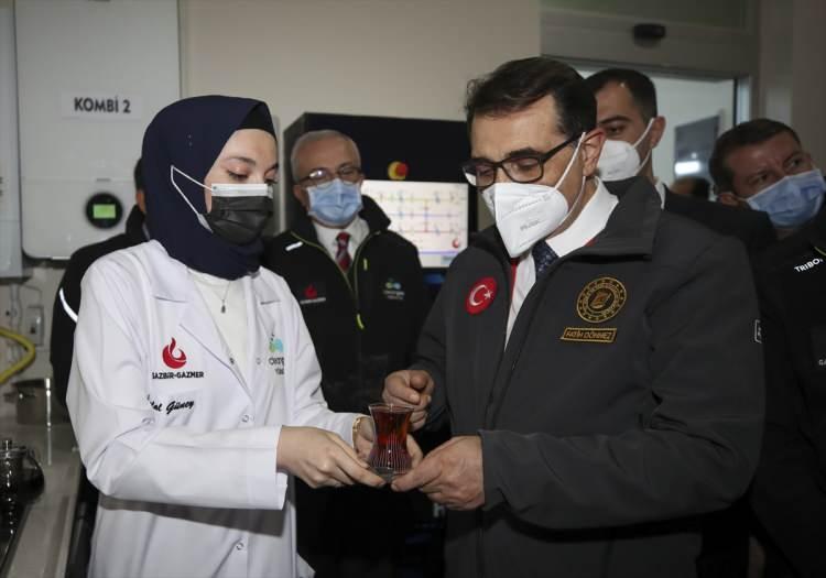 <p> Az önce ifade ettiğim yol haritasındaki kurumlarımızın ve özel sektörün yapacağı tüm çalışmalar kamuoyuyla paylaşılarak tartışılacak. Bu tartışmalardan beslenerek de Türkiye'nin hidrojen stratejisini hep birlikte oluşturacağız."</p>
