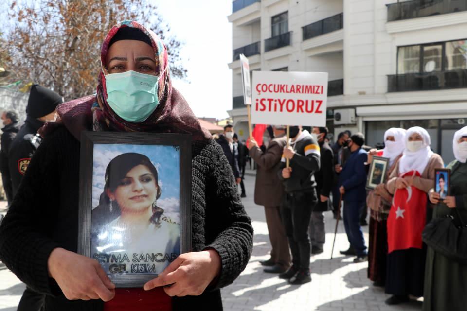 <p><strong>'BİZİM ACIMIZLA ALAY EDİYORLAR'</strong></p>
<p>Annelerden Atiye Dayan ise HDP ve PKK'dan kızını istediğini belirterek, "6 yıldır evlat acısı yaşıyorum. Şu anda onların halini görüyorsunuz. Bizim acımızla alay ediyorlar. </p>