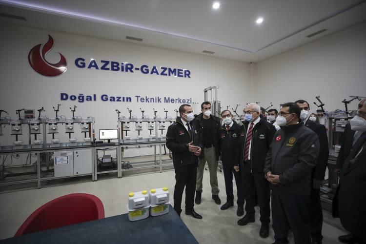 <p>"Tüm paydaşların çalışmaları geldikten sonra bizler de bu yıl içerisinde Türkiye'nin hidrojen stratejisini yayınlamış olacağız. Beklentimiz bu stratejinin tüm adımlarının tartışılarak olgunlaştırılması. Bizim ekiplerimiz hızlı şekilde hidrojen stratejisi ve hedefleri belirleyebilir. Bakanlık olarak çalıştığımız hedeflerimiz var. Ancak Türkiye 1970'lerin Türkiyesi değil. Özel sektörün rekabetçi Ar-Ge ve teknoloji gelişiminin ana oyuncusu olduğu bir Türkiye'de yaşıyoruz. Kamunun başı çektiği ya da direktiflerle istediğini dikte ettirdiği bir dönemde değiliz. Konuşarak, tartışarak, müzakere ederek, hatalarımızdan ders çıkararak ama en önemlisi pozitif bir gündemle ilerleyerek bu işi nihayete erdireceğimize inanıyorum.</p>