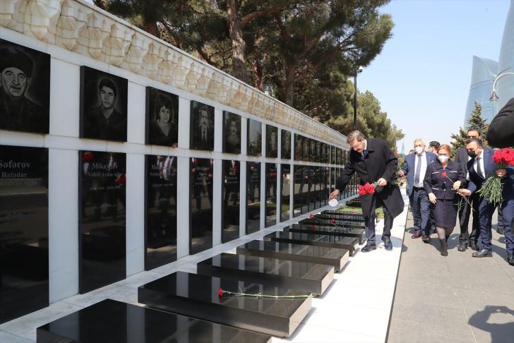 <p>Karşılıklı yatırımların artırılması ve Serbest Ticaret Anlaşması'nın devreye alınmasıyla da 15 milyar dolarlık hedefimize daha çok yaklaşacağız."</p>

<p> </p>
