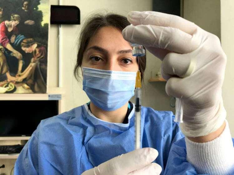 <p><strong>EN GE&Ccedil; 6 SAAT KURALI&nbsp;</strong><br />
<br />
Aşı randevusu sırasında tercih edenlere BioNTech aşısının birinci dozu yapılıyor. Aşının 2&rsquo;nci dozu ise 4 hafta sonra uygulanacak. İnaktif aşının kullanımı &ouml;ncesi daha &ouml;nce uygulama kılavuzu yayınlayan Sağlık Bakanlığı, d&uuml;nden itibaren T&uuml;rkiye&rsquo;de de uygulanmaya başlanan mRNA aşısı i&ccedil;in de kılavuz hazırladı. Kılavuzda, aşının enjekt&ouml;rs&uuml;z olarak sunulduğu belirtilerek, şu bilgilere yer verildi:</p>
