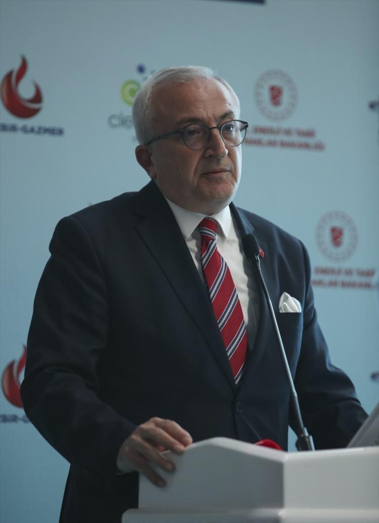 <p><strong>HİDROJEN PAZARINA İLİŞKİN ÇALIŞMALAR SÜRÜYOR</strong></p>
<p>Türkiye'nin yerli kaynaklarını sayarken hidrojenin de göz ardı edilmemesi gerektiğine işaret eden Dönmez, Avrupa'nın bir kez daha canlandırmaya çalıştığı hidrojen pazarında, Türkiye'nin hem kendi tecrübesini kullanarak hem de ihracat imkanlarını araştırarak çalışmalarına devam ettiğini söyledi.</p>