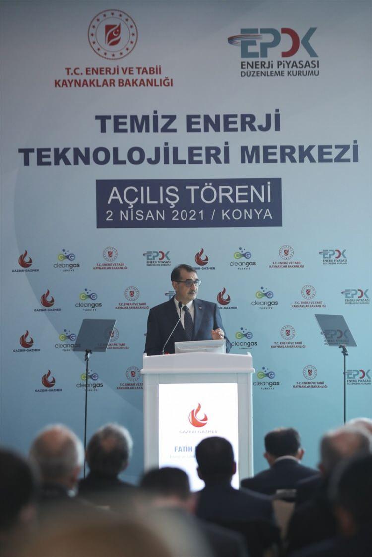 <p>"10 ay gibi kısa bir sürede ilk testler başladı. Burada Türkiye'de ilk defa doğal gazla hidrojen karıştırılarak evsel cihazların beslenmesi projesi hayata geçirildi. Laboratuvarda test amaçlı olarak ortalama yüzde 5 ila yüzde 20'ye kadar hidrojen ile yüzde 95 ila yüzde 80'e kadar doğal gaz karıştırıldı ve elde edilen karışım test amaçlı yakıldı. İlk testlerin sonuçları olumlu oldu, sonraki aşamalar için önemli bir başarı elde edildi.</p>