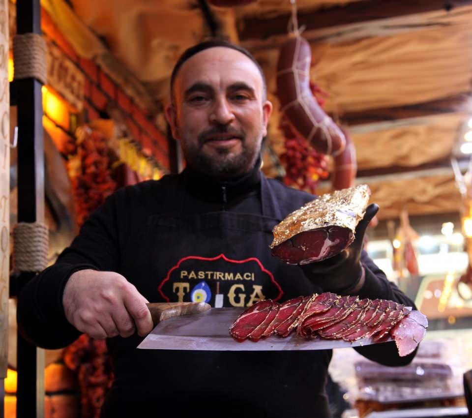 <p><strong>"ALTINI ALTINA KAPLAMIŞSIN' İFADELERİ KULLANIYORLAR"</strong></p>
<p>Vatandaşlar tarafından güzel tepkiler aldığını belirten pastırmacı Tolga, "Kayseri’de ilk biz olduğumuz için ‘altını altına kaplamışsın’ ifadeleri kullanıyorlar. </p>