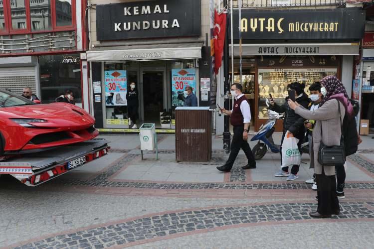 <p>Edirne’nin trafiğe kapalı ve en işlek caddesi olan Saraçlar Caddesi girişinde çekici üzerinde kırmızı lüks otomobil ile karşılaşan Edirneliler, şaşkınlığını gizleyemedi ve bol bol fotoğraf çektiler.</p>
