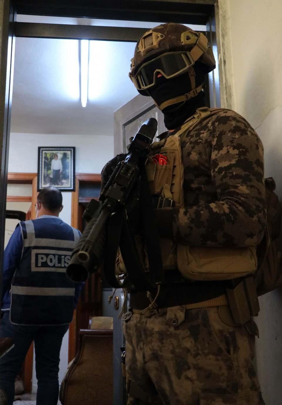 <p>Şüphelilere ait evlerin bulunduğu sokaklar ile caddelerin zırhlı araçlar ve Özel Harekât polislerince ablukaya alındığı operasyonda, ekipler bazı adreslere kapılarını koçbaşıyla kırarak girdi. </p>
