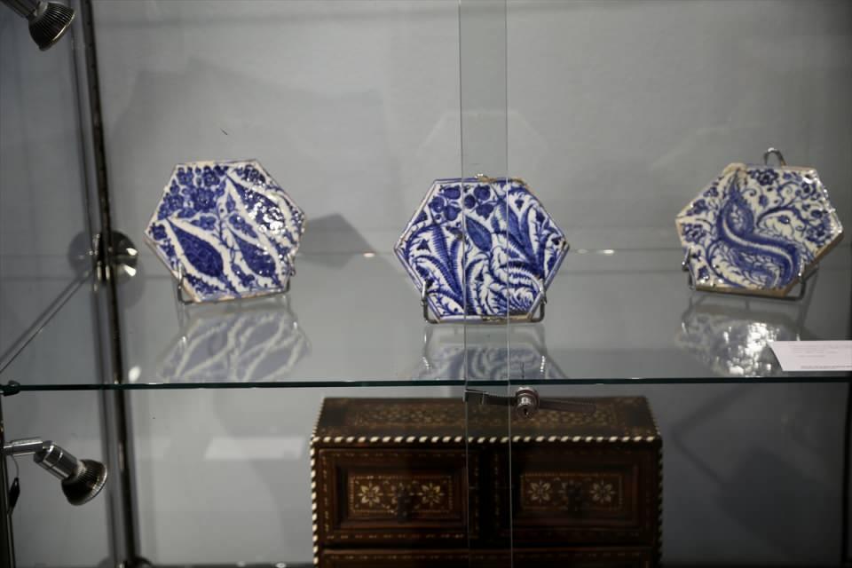 <p>Osmanlı ve Venedikliler arasındaki sanat alışverişine de ışık tutacağı düşünülen portrenin, 19. yüzyıldan bu yana Fransız bir aileye ait özel koleksiyonda yer aldığı ve 60 bin ila 80 bin sterlinlik değerle satışa sunulacağı bildirildi.</p>
