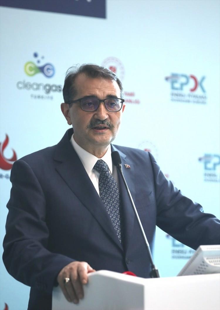 <p>Hidrojen konusunda stratejilerinin temelinde mevcut doğal gaz şebekesine hidrojen karıştırma konusunu olduğuna değinen Dönmez, "Türkiye'nin doğal gaz altyapısı çok yeni. Hidrojen için bu şebekeyi kullanmak, milli servetin korumasını da sağlayacak. Ayrı ayrı bölgelerde kısa-orta mesafe hidrojen hatları düşünülebilir ama referans senaryomuz mevcut gaz sisteminin aşamalı ve öğrenilen bir süreçle hidrojen karışımlarıyla işletilmesidir. Bu sebeple GAZBİR-GAZMER'e bir ödev vermiştik. 2021'e kadar dağıtım hatlarında hidrojen karışımlarının test edilmesine dair çalışmaları başlatın dedik." diye konuştu.</p>