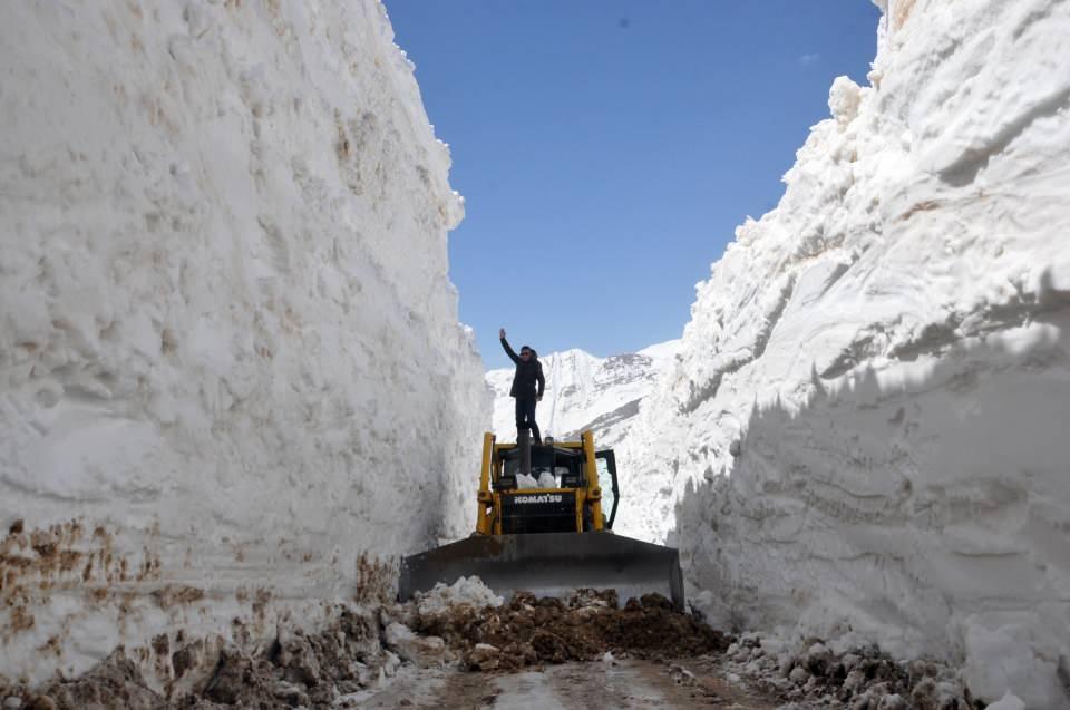 <p>Hakkari’nin Yüksekova ilçesinde 8 metreyi aşan karda yapılan çalışma sonucu açılan yollar tünelleri andırıyor.</p>
