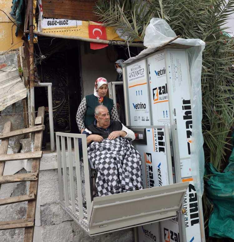 <p><strong>KIZI, DURUMU FATMA ŞAHİN'E İLETTİ</strong></p>

<p>Şefik Şahan Gürcü'nün kızı Zeliha Gürcü, 2 ay önce Karkamış'ta temaslarda bulunan Büyükşehir Belediye Başkanı Fatma Şahin'e babasının durumunu anlattı. </p>
