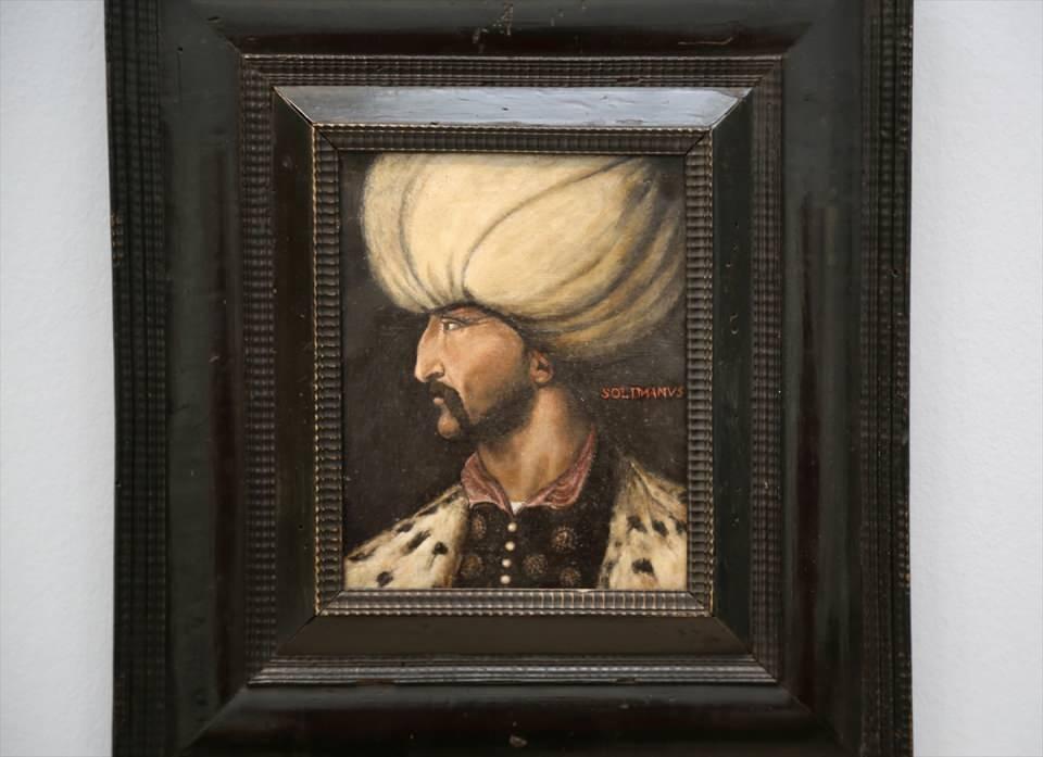 <p>Portrenin 16. yüzyılın sonları veya 17. yüzyılın başlarında bakır üzerine yapılmış çok nadir bir eser olduğunu vurgulayan Carter, "Resim, İran'da Safevileri ve papalık filosunu mağlup etmesi sonrası gücünün zirvesindeki 43 yaşındaki Süleyman'ı gösteriyor. </p>

<p> </p>
