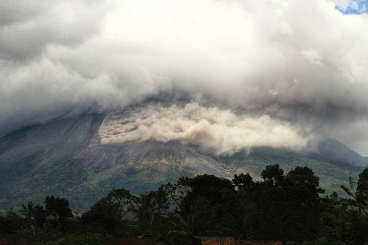 <p>Endonezya'nın Yogyakarta kentinde bulunan Sleman bölgesindeki Turi'den 3 Nisan 2021'de çekilen fotoğrafta, Merapi Yanardağı'ndan çıkan beyaz dumanlar görülüyor.</p>
