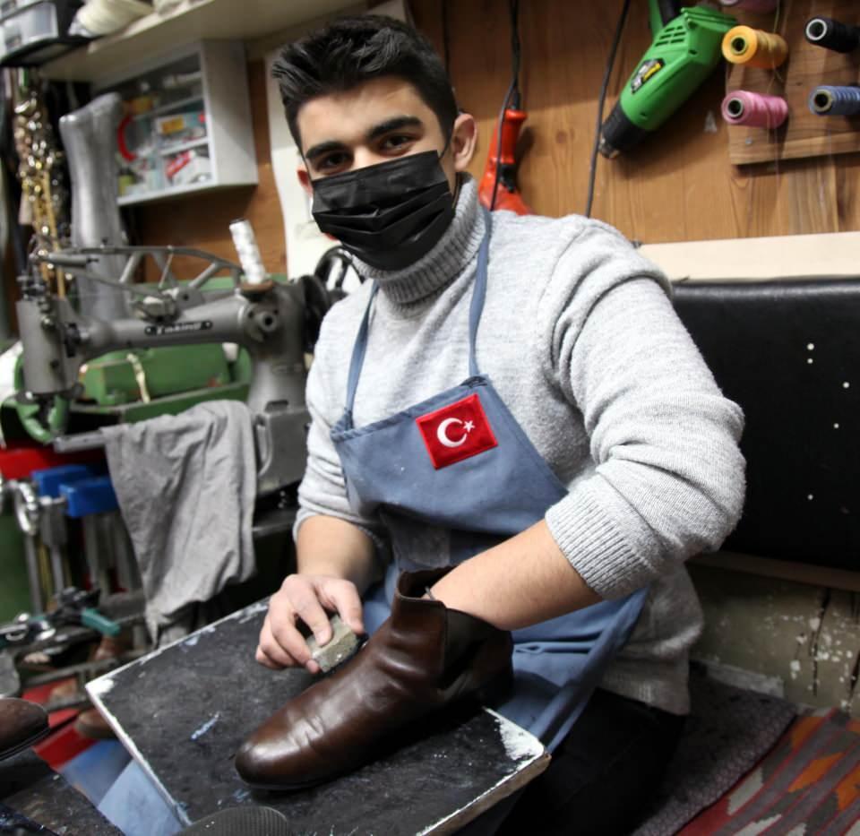 <p><strong>'YARDIM İÇİN GELDİM, KENDİMİ TAMİRHANEDE BULDUM'</strong></p>

<p>Yasemin Dilsizoğlu ise 8 yıl önce eşine yardım için işe başladığını anlatarak, "Müşterilerle ilgilenmek için gelmiştim; ama daha sonra kendimi tamirhanede buldum. Eşim sık sık gün içinde dışarıya malzeme almak için gidiyordu.</p>
