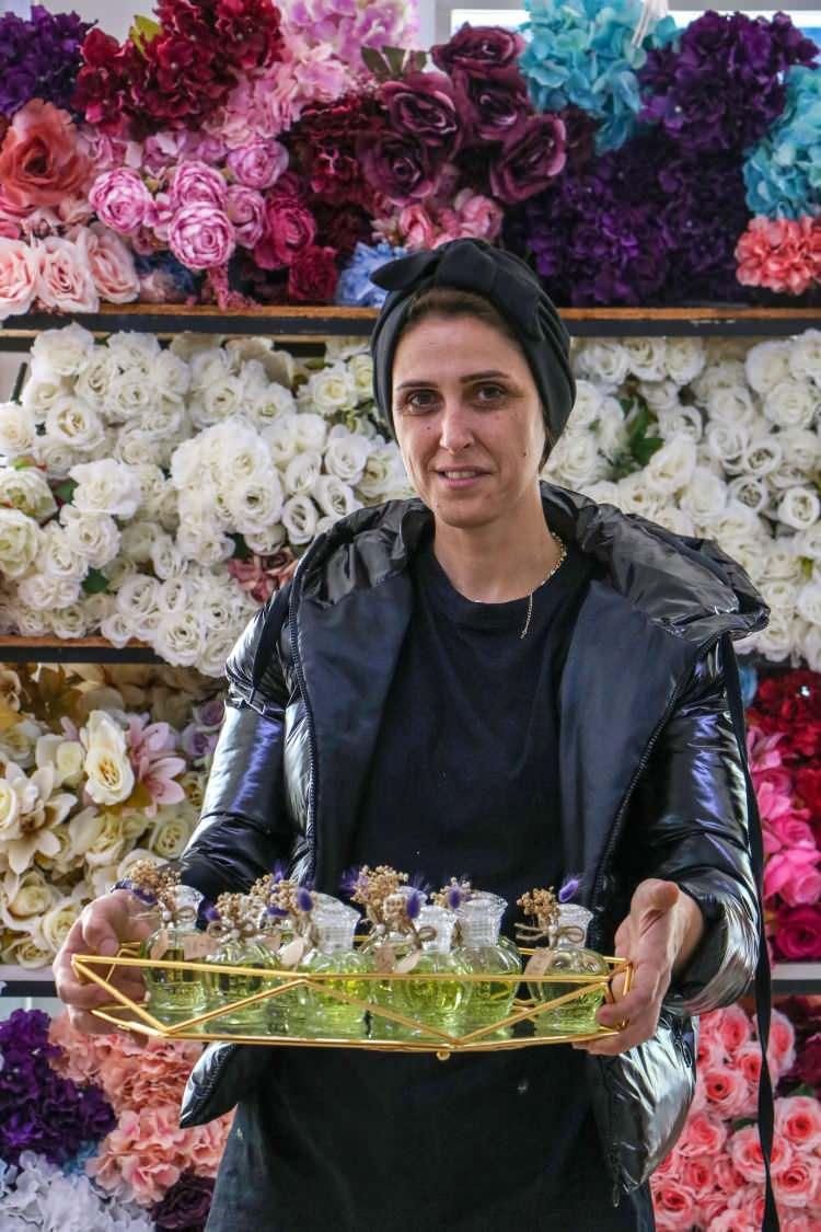 <p><strong>'OLUMLU TEPKİLER ALIYORUZ'</strong></p>
<p>Pandemi öncesinde de küçük koku şişeleri yaptıklarını söyleyen Özlem Başalak, “Pandemi süreciyle birlikte kolonya şişelemek aklımıza geldi. </p>