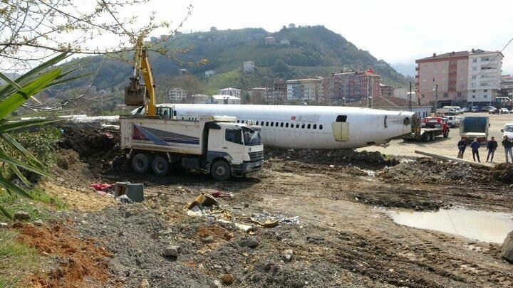 <p>Ankara-Trabzon seferini yapan &ouml;zel bir havayolu şirketine ait 162 yolcu ve 6 m&uuml;rettebatın olduğu Boeing 737-800 tipi yolcu u&ccedil;ağı, 13 Ocak 2018 Cumartesi g&uuml;n&uuml; saat 23.30 sıralarında Trabzon Havalimanı&rsquo;na iniş yaptığı sırada kontrolden &ccedil;ıkarak pistin kuzey y&ouml;n&uuml;nde deniz tarafına y&ouml;neldi. U&ccedil;ak, iniş takımlarının bal&ccedil;ığa saplanması sonucu denize 25 metre kala durabildi. Kazada yolcular sağ salim kurtarılırken, u&ccedil;ak 20 saat s&uuml;ren operasyonla saplandığı yerden kurtarılarak Trabzon Havalimanı&rsquo;nda g&uuml;venli bir b&ouml;lgeye &ccedil;ekildi. Trabzon Havalimanı apronunda aylarca taksi pozisyonunda bekletilen u&ccedil;ağın sigorta şirketi tarafından ihaleye &ccedil;ıkarılması ve bir firma tarafından ihalesinin alınması sonrasında 23 Temmuz 2018 tarihinde s&ouml;k&uuml;m işlemlerine başlandı. S&ouml;k&uuml;m işlemlerinin ardından Trabzon&rsquo;un Yomra Belediyesi u&ccedil;ağın &lsquo;Millet Kıraathanesi&rsquo; olması i&ccedil;in Ticaret Bakanlığı G&uuml;mr&uuml;kler Genel M&uuml;d&uuml;rl&uuml;ğ&uuml;ne başvuruda bulundu. Bu başvurusu onaylanan belediye, u&ccedil;ağın teslim işlemini ger&ccedil;ekleştirdi.</p>
