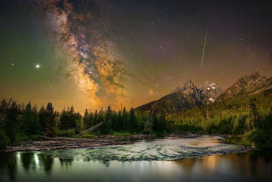 <p>ABD, Wyoming'deki Grand Tetons Ulusal Parkı'nın mükemmel yüksek dağları. Bu görüntü, Perseids meteor yağmuru sırasında, gökyüzünde bir meteorun Samanyolu'nun çekirdeğini taklit eden renklerle yanıp sönmesiyle çekildi.</p>
<p> </p>