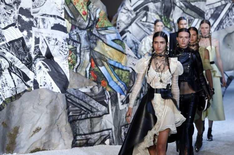 <p><strong>Humane Society’nin CEO’su Kitty Block, “Alexander McQueen gibi büyük bir moda markasının gerçek kürkü bırakması, kürkün modern bir toplumda yeri olmadığına dair net bir mesaj veriyor” dedi.</strong></p>
<p> </p>