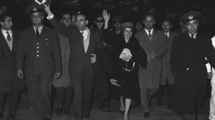 <p>Hindistan`a sürgüne gönderildi</p>
<p>Türkiye, 27 Mayıs 1960 darbesinden Alparslan Türkeş`in okuduğu bildiriyle haberdar oldu.</p>