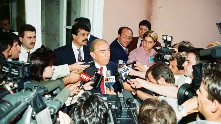 <p>1963`te Türkiye`ye dönen Türkeş, Cumhuriyetçi Köylü Millet Partisine katıldı, ardından partinin genel başkanlığına yükseldi ve 1965`te milletvekili seçildi.</p>
