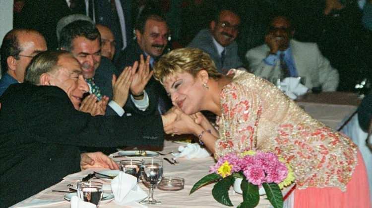 <p>Darbeciler tüm siyasi partiler gibi MHP`yi de kapattı</p>
<p>Cumhuriyetçi Köylü Millet Partisini, Milliyetçi Hareket Partisine dönüştüren Türkeş, logosunu da üç hilal olarak değiştirdi. Çizdiği yol ise Türk milliyetçiliğiydi.</p>