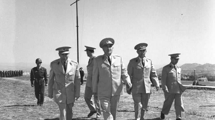 <p>12 Eylül 1980`de darbeciler tüm siyasi partiler gibi MHP`yi de kapattı. Türkeş 4,5 yıl tutuklu kaldı.</p>
<p>Yeniden siyaset sahnesine çıkmak için 6 Eylül 1987 halk oylamasını bekleyen Türkeş, siyasi yasağı kalktıktan sonra Milliyetçi Çalışma Partisi`nin başına geçti. Ardından yeniden Milliyetçi Hareket Partisi`nde dönüştürdü.</p>