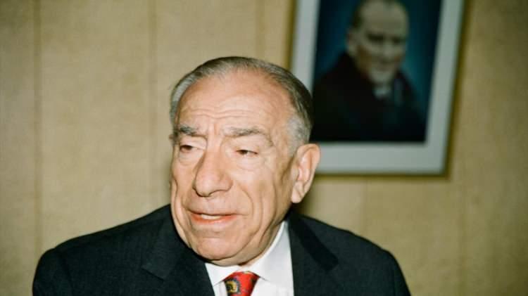 <p>10 binlerce kişinin katılımıyla son yolculuğuna uğurlandı</p>
<p>Alparslan Türkeş, 4 Nisan 1997`de geçirdiği kalp krizi nedeniyle 80 yaşında vefat etti.</p>