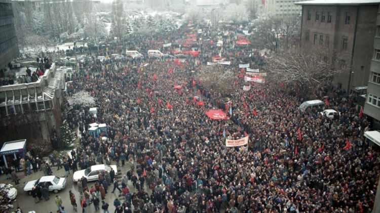 <p>Türkeş, soğuk, karlı bir güne rağmen 10 binlerce kişinin katılımıyla son yolculuğuna uğurlandı.</p>
