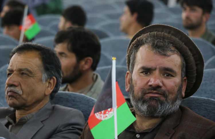 <p>Afganistan'ın Parvan kentinde bir araya gelen binlerce kişi, Taliban ve Afgan hükümeti temsilcileri arasında yürütülen barış görüşmelerini desteklemek için gösteri düzenledi.</p>
