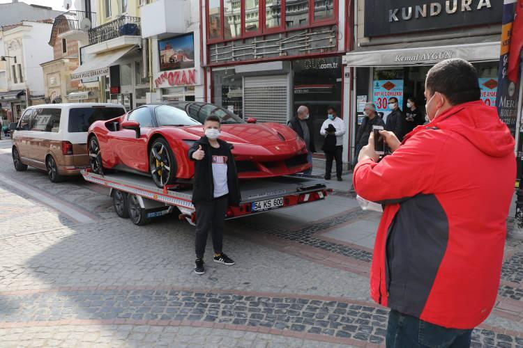 <p>Lüks otomobilin etrafı ellerinde cep telefonu olan vatandaşlarla kalabalıklaşmaya başladı. Otomobili fotoğraflayan vatandaşlar, '10 numara 5 yıldız' yorumunu yaptı.</p>
