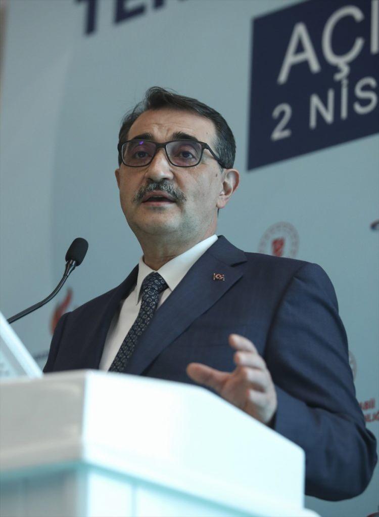 <p>Tüm bir doğal gaz şebekesinin hidrojen karışımlarını yakmaya hazır olup olmadığını bu testler ve mühendislik çalışmaları zaman içerisinde gösterecek. Bunlar daha ilk adımlar. İnşallah sonuçlara göre devamının da geleceğini düşünüyorum. Bu projeyle hem çevresel etkilerin azaltıldığı hem de karbonsuzlaştırma çabalarımıza katkı sağlayan bir çözüm geliştirilmesi hedefleniyor. Tesisimizin adı Temiz Enerji Merkezi Laboratuvarı. Böyle bir tesisin de elbette tüm enerjisini yenilenebilir kaynaklardan karşılaması beklenir. Güneş panelleri, rüzgar türbini ve yakıt hücresiyle enerji ihtiyacının tamamı yenilenebilir kaynaklardan karşılanıyor."</p>
