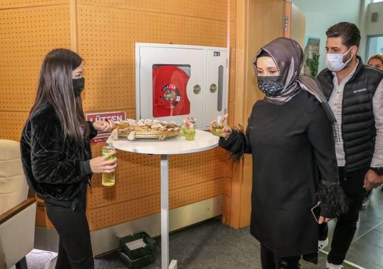 <p>Haftada 100-150 nişan veya nikah için kolonya şişesi hazırlıyoruz. Hediyeliklerin yönü bu şekilde değişmeye başladı. Fiyatları boylarına göre değişiyor. Normal hediyeliklere bakınca aynı fiyatlara denk geliyor. Fiyatlar 2.5 liradan başlayıp, 8 liraya kadar ulaşıyor" dedi.</p>