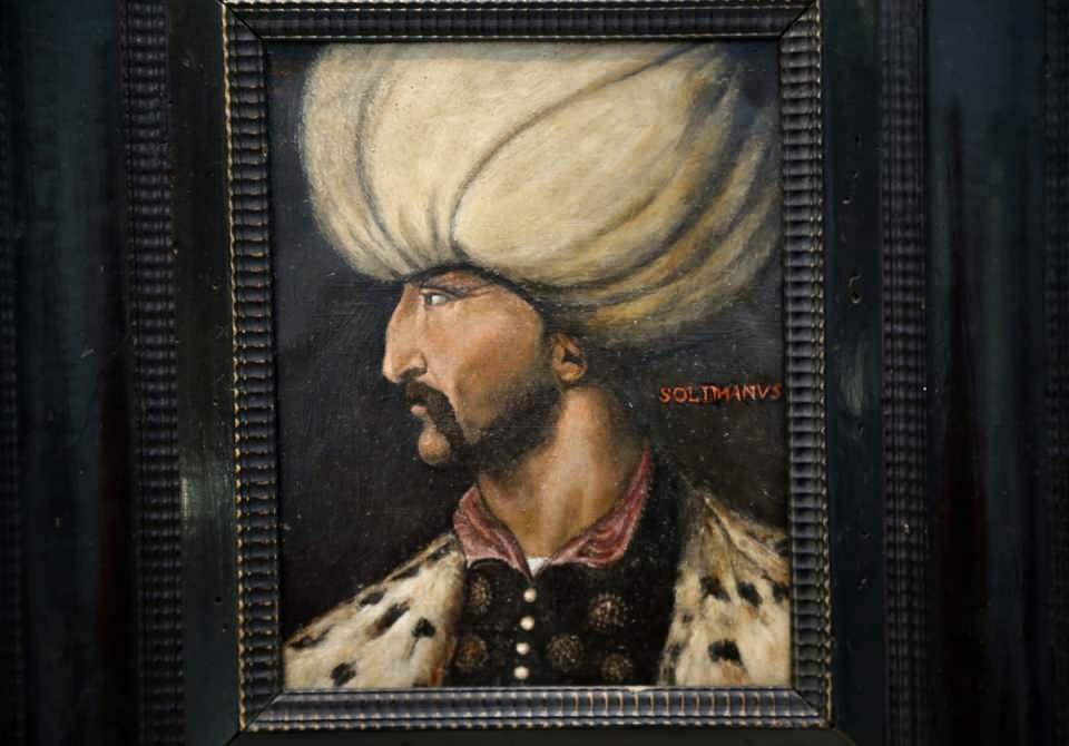 <p>İtalyan ressam Cristofano Dell' Altissimo tarafından yapılan portre, Medici Hanedanlığı için kopyalanan ve halen İtalya'nın Floransa kentindeki Uffizi Galerisinde bulunan, diğeri de Avusturya Habsburg Arşidükü 2. Ferdinand için kopyalanan ve Almanya'nın Innsburck kentindeki Ambras Kalesi'nde sergilenen Kanuni Sultan Süleyman portreleriyle ilişkili bulunuyor.</p>

