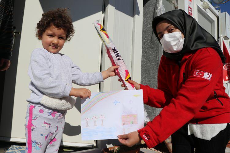 <p>&nbsp;Elazığ'da Gen&ccedil; Kızılay g&ouml;n&uuml;ll&uuml;leri, hayata ge&ccedil;irdikleri proje ile depremzede &ccedil;ocukları hayallerine kavuşturuyor.</p>
