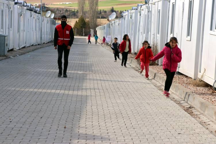 <p>&Ccedil;izilen resimler doğrultusunda &ccedil;ocukların hayallerini s&uuml;sleyen oyuncak, kırtasiye ve giysileri hayırseverlerin desteğiyle temin eden g&ouml;n&uuml;ll&uuml;ler bu hediyeleri&nbsp;&ccedil;ocuklara ulaştırıyor.</p>

