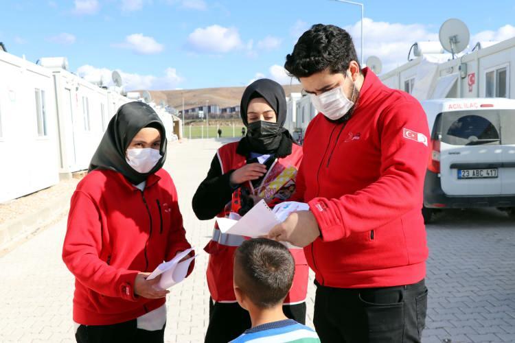 <p>- "2 bin 500 &ccedil;ocuğun hayalini ger&ccedil;ekleştirdik"</p>

<p>Gen&ccedil;&nbsp;Kızılay&nbsp;Elazığ&nbsp;İl Başkanı Fatih Bozkurt,&nbsp;&nbsp;AA muhabirine,&nbsp;depremzede&nbsp;&ccedil;ocukların hayalini ger&ccedil;ekleştirmek, mutluluklarına ortak olmak i&ccedil;in bu projeyi hazırladıklarını s&ouml;yledi.</p>
