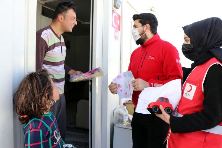 <p>&Ccedil;ocukların hayallerini, &ccedil;izdikleri resimlerle &ouml;ğrendiklerini dile getiren Bozkurt, &ccedil;ocukların&nbsp;oyuncak,&nbsp;sinema bileti, u&ccedil;urtma gibi hayallerini yerine getirmenin mutluluğunu yaşadıklarını belirtti.</p>
