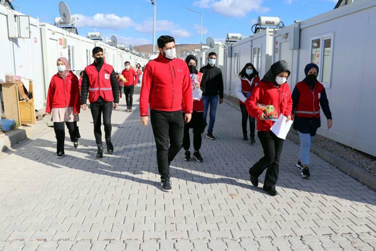 <p>Bozkurt, "G&ouml;n&uuml;ll&uuml;lerimizle bu hayalleri elimizden geldiğince yerine getirmeye &ccedil;alıştık. Proje ile şimdiye kadar 3 bin &ccedil;ocuğa ulaştık. 2 bin 500 &ccedil;ocuğun hayalini ger&ccedil;ekleştirdik. Diğer &ccedil;ocuklara da ulaşacağız. Konteyner kentte kalan &ccedil;ocukların yanı sıra k&ouml;ylerde ve il&ccedil;elerde yaşayan &ouml;ks&uuml;z ve yetim &ccedil;ocuklardan da hayallerini ger&ccedil;ekleştirmek i&ccedil;in resim &ccedil;izmelerini istedik. En kısa s&uuml;rede k&ouml;ylerdeki diğer depremzede &ccedil;ocuklarımıza da ulaşarak, onların da hayalini ger&ccedil;ekleştirerek, projemizi tamamlayacağız." diye konuştu.</p>
